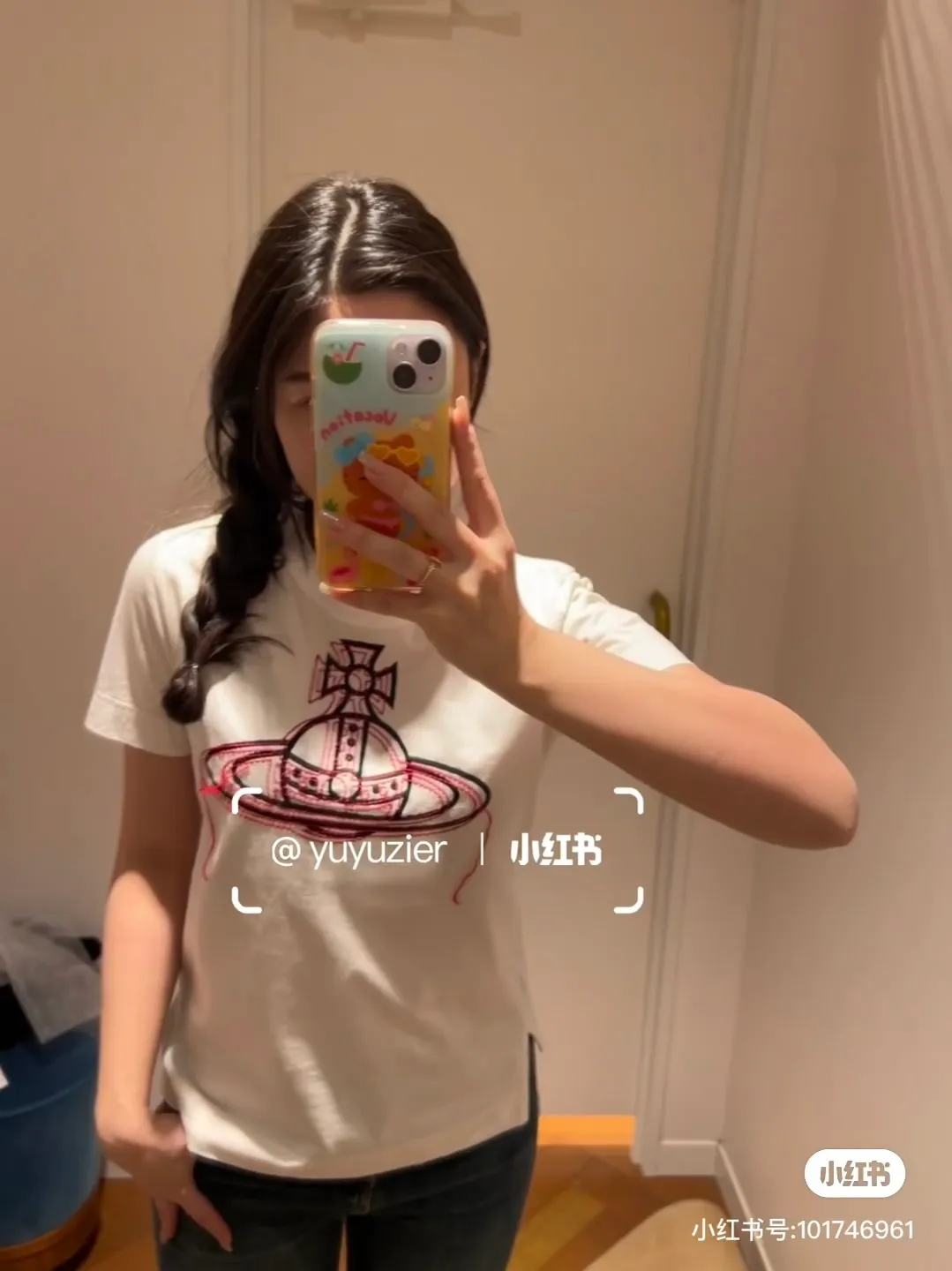 vivienne Westwood Queen Mother's new 2025 spring and summer Japanese limited-edition tassel embroidered short-sleeved T-shirt. The appearance of the appearance reveals the uninhibited image and high street trends. It has a loose and casual style, a short front and long back design, a small slit on the hem on both sides, and the iconic Saturn shape on the chest. The cross crown ball is added with a very futuristic satellite ring, just like Saturn, which collides with the prominent colors of the clothes. The non-overlapping Saturn pattern is outlined with red embroidery, which is visually dazzling. It also has a few tassels to complete the unconventional personality. 240g 32 count high-density double yarn cotton, comfortable and breathable fabric Size: XS-L Color: white, black